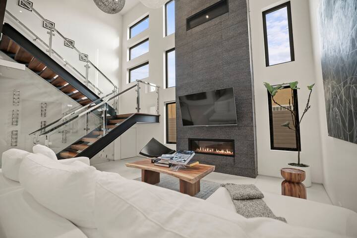 Stunning 4BR Modern Villa with Pool & Spa gallery image 3