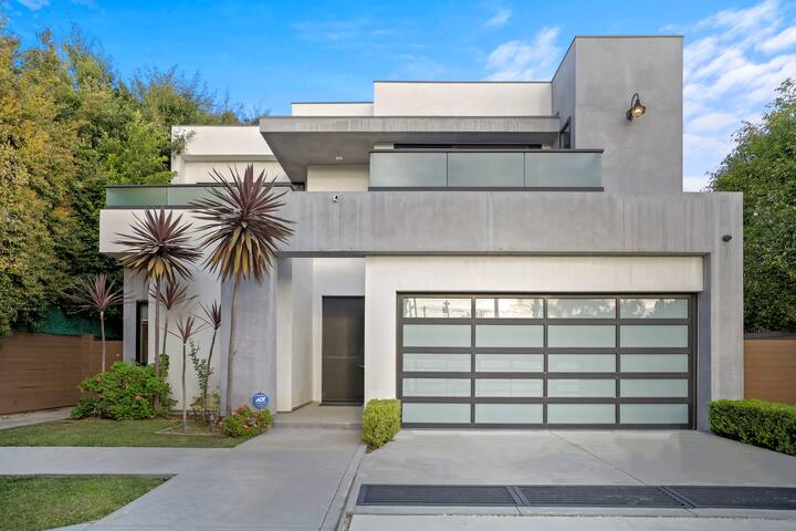 Stunning 4BR Modern Villa with Pool & Spa gallery image 5