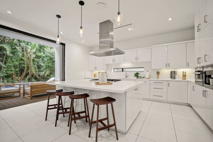 Stunning 4BR Modern Villa with Pool & Spa gallery image 4