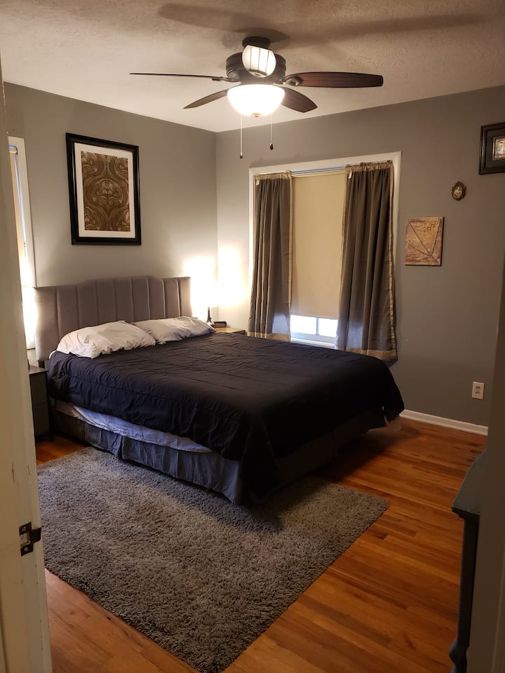 غرفة النوم الثانية في الطابق الرئيسي.