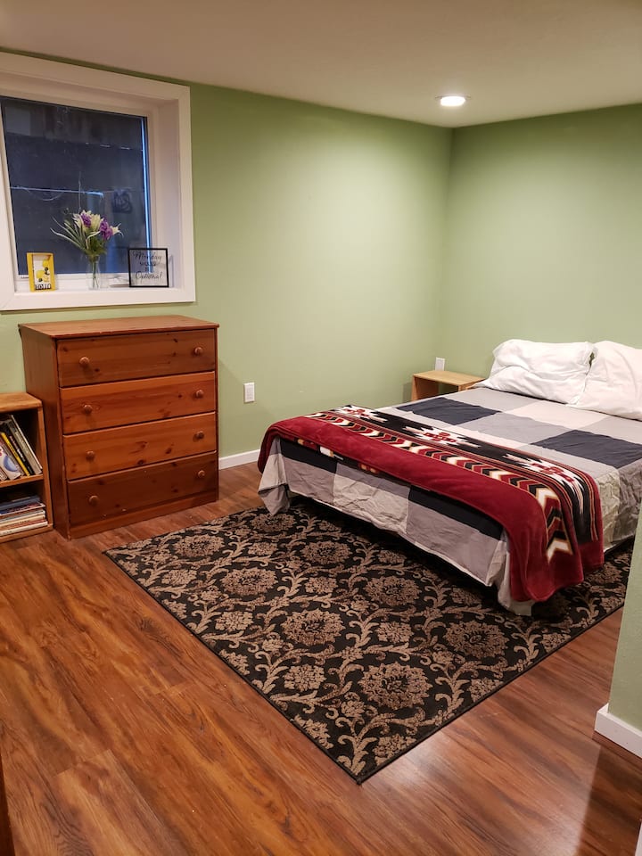 غرفة النوم الثالثة في الطابق السفلي.  يحتوي على فوتون كامل الحجم.