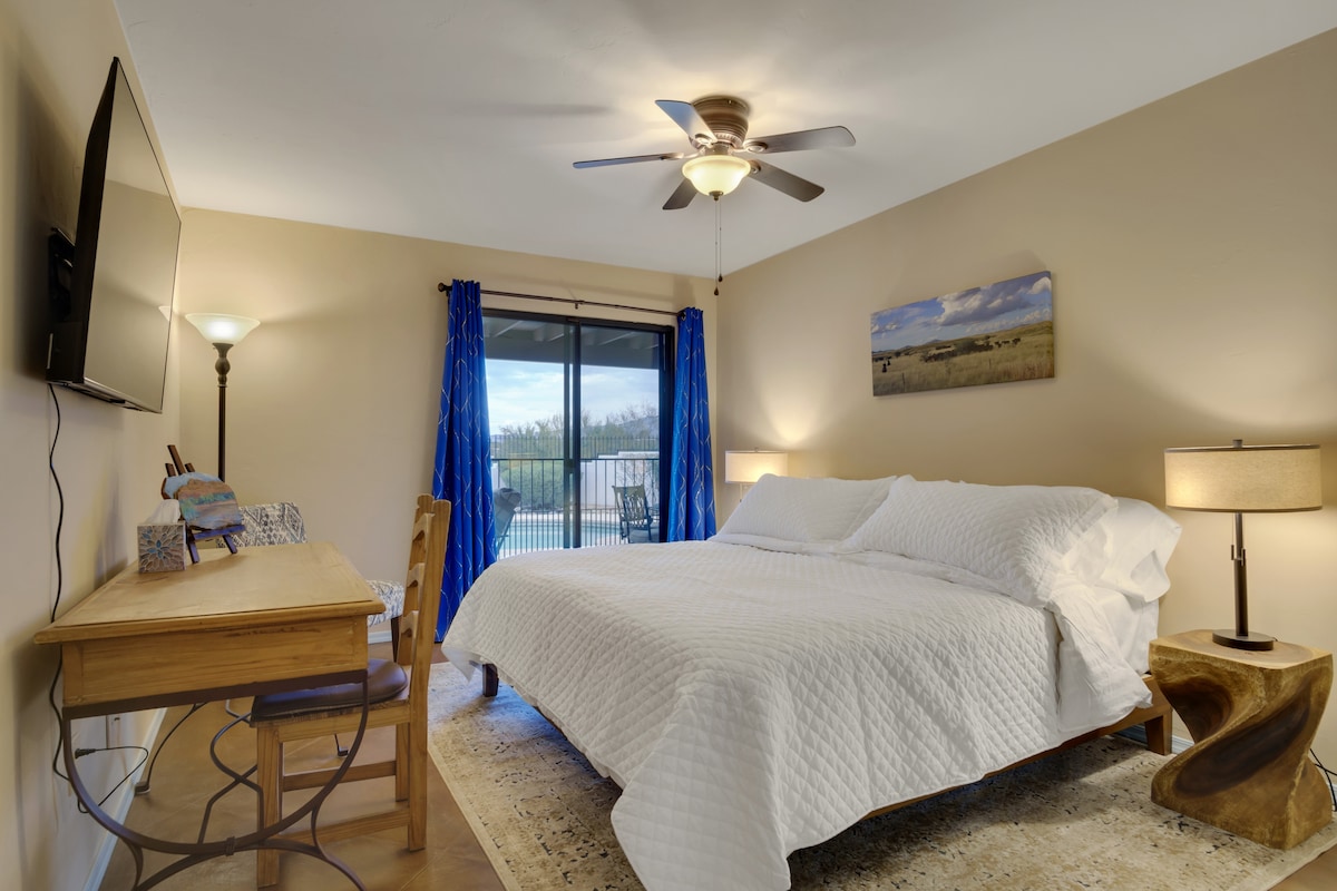 Nuestra habitación Sonoita es acogedora y perfecta, con una cómoda cama tamaño king/colchón de alta gama y un cómodo espacio de trabajo.  