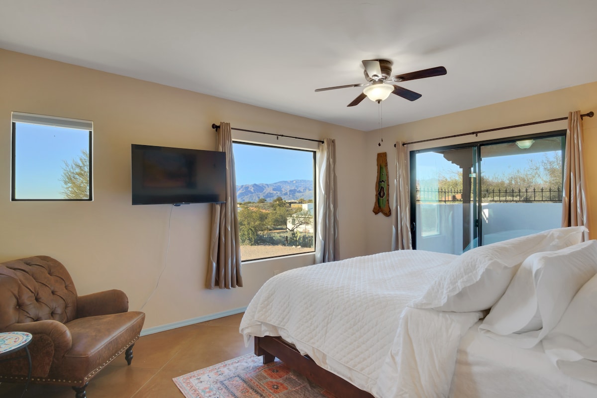 Bienvenido a la suite principal del Parque Nacional Saguaro, con lujosa ropa de cama en la cama king.  ¡Encontrarás un baño privado con lavabo doble y magníficas obras de arte!  