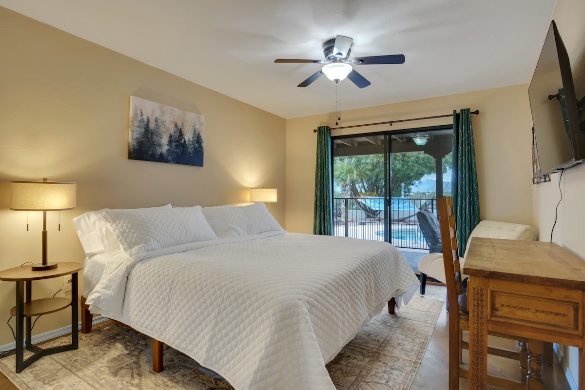 ¡Te damos la bienvenida a la sala Mount Lemmon!  Encontrarás otra cama tamaño king perfectamente equipada y un encantador escritorio hecho en México para que el trabajo sea fácil (¡si puedes llevarte a trabajar en este entorno tranquilo!)