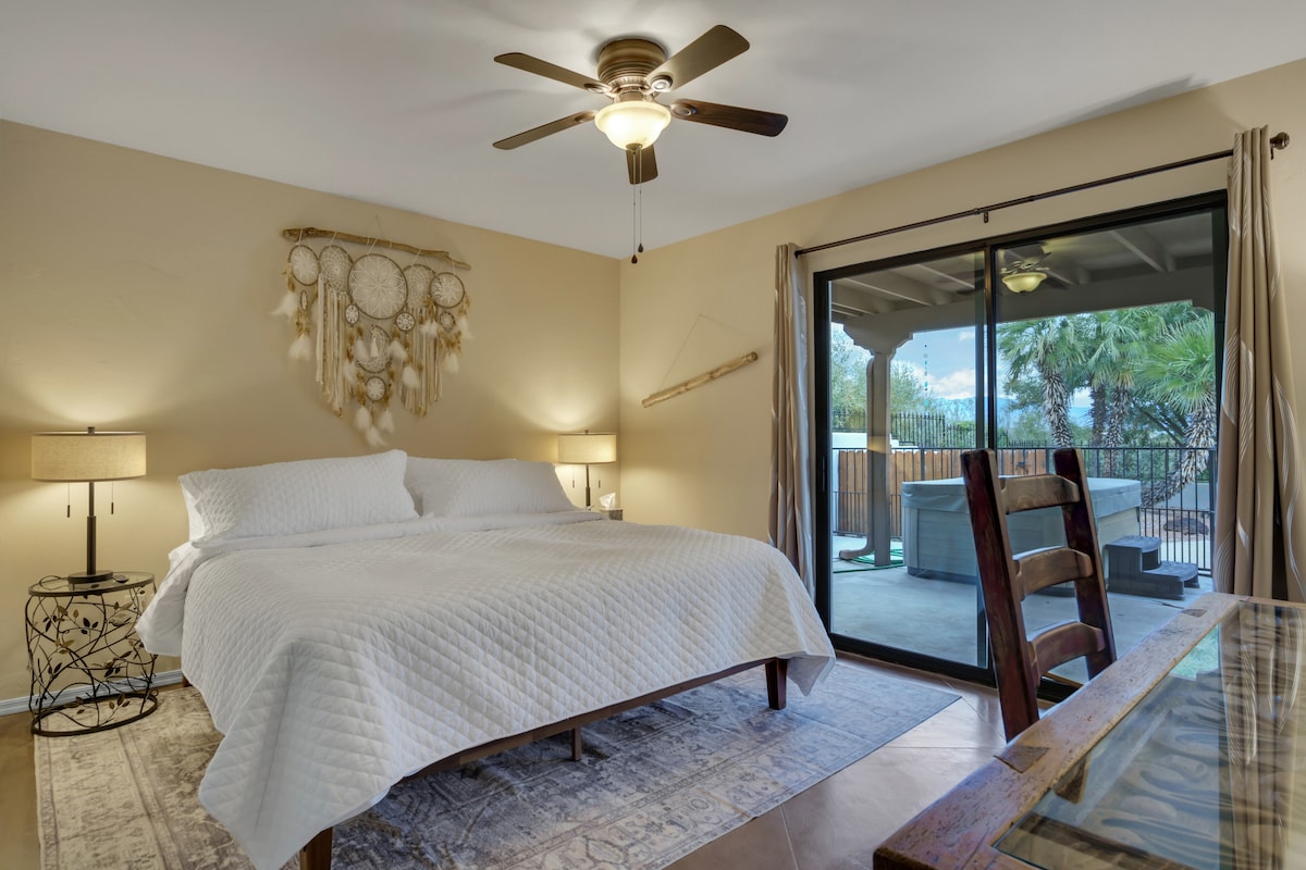 Estarás completamente cómodo en la habitación Monsoon Dreams Room con su suave cama tamaño king y sala de estar/baño completo que se puede cerrar desde el resto del pasillo.  Escritorio de trabajo con la parte superior cuidadosamente tallada, de México.