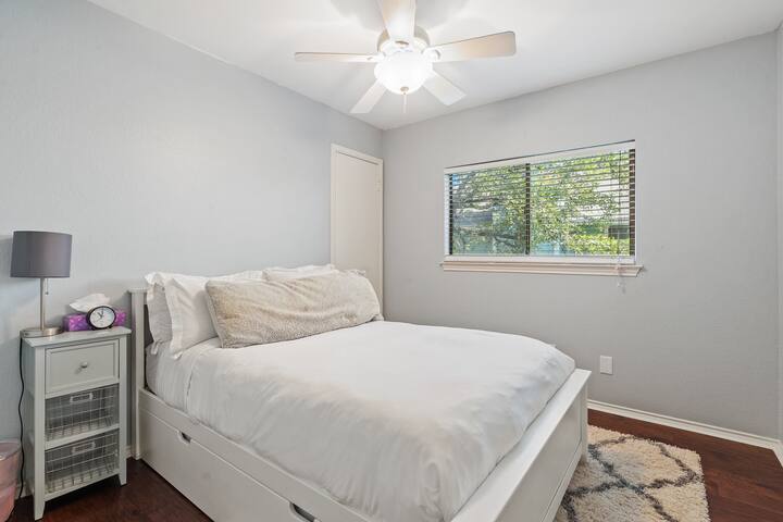 Chumba cha 2 cha kulala kina kitanda cha watu wawili kilicho na kitanda kimoja