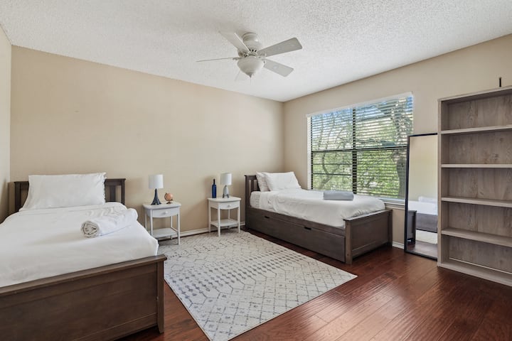 Chumba cha 3 cha kulala kina vitanda 2 vya mtu mmoja vilivyo na vitanda vya mtu mmoja