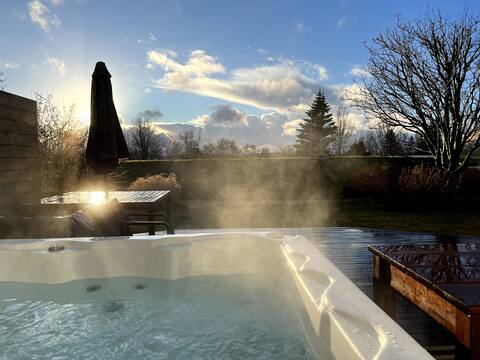 Charming 4 bedroom House with a Jacuzzi