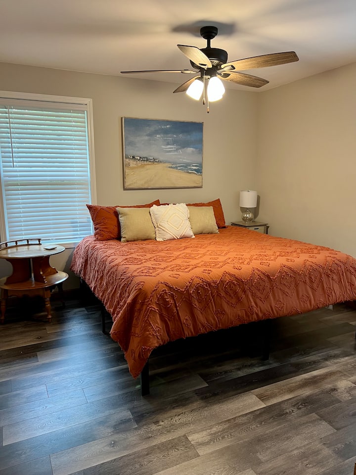 Spálňa s manželskou posteľou King a hlavnou kúpeľňou