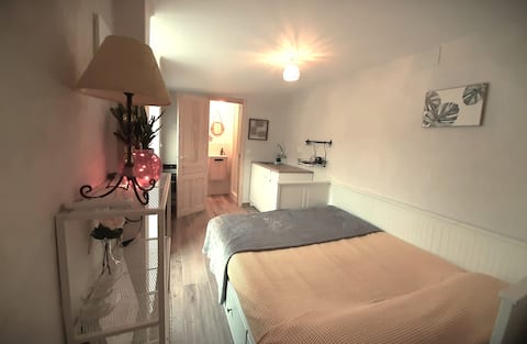 Cozy private studio near the airport