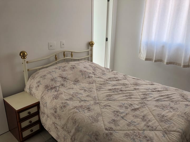 Lit Casal, table de chevet et rideaux. Black-out installé après la photo.