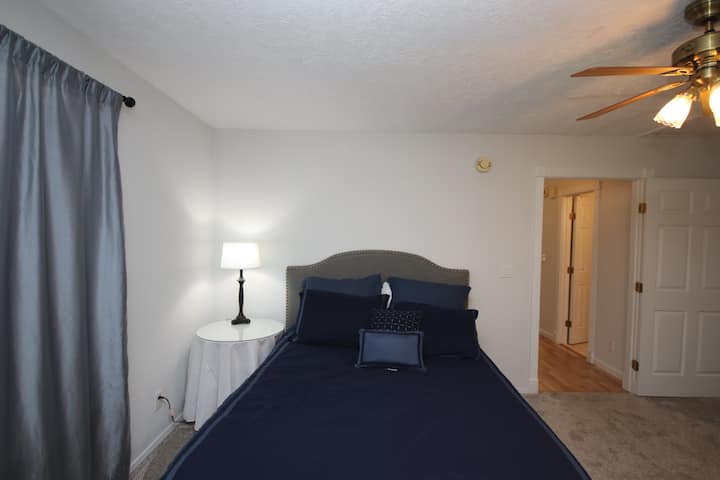 Cama Queen, con sábanas 100% algodón