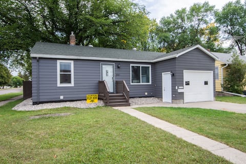 Amazing 2 bedroom 1 bathroom upper level home