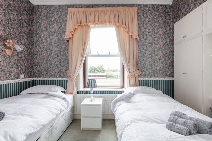 Beautiful ‘Mayfield’ Villa with private pool! gallery image 5