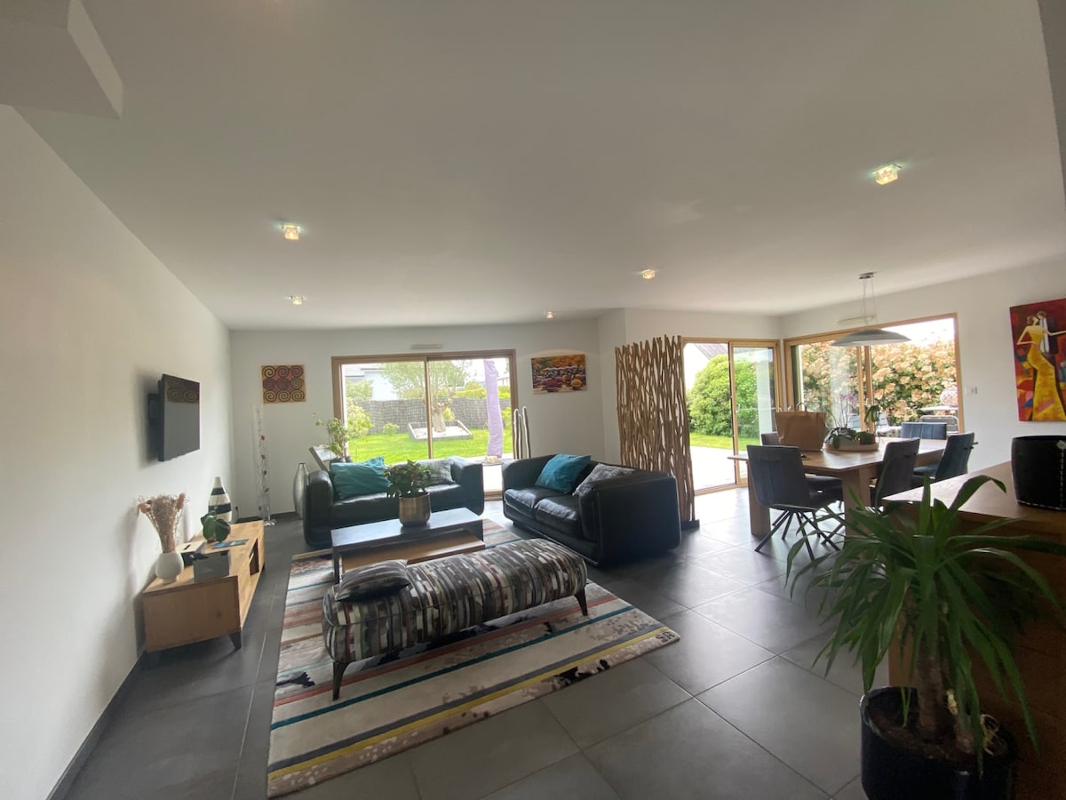 Top Airbnb: Modern and spacious house near the sea à Bénodet