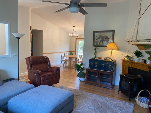 Single Level, Modern, Clean 3 Bdrm 2 Bath Property gallery image 3