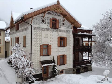 Historic Art Nouveau flat for 4 guests