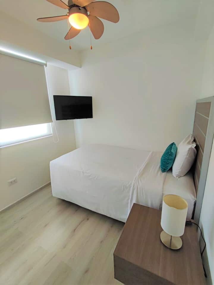 Dhoma #3 me krevat dopio, TV dhe dollap. 