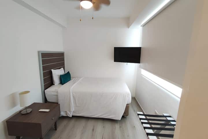 Chumba #2 na kitanda cha watu wawili, TV na kabati.