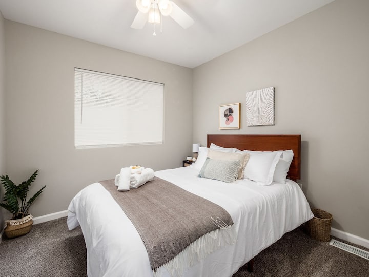 卧室配备标准双人床