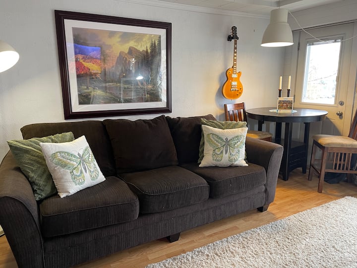 Cozy Downtown Home With Gym & Sauna - Fort St. John