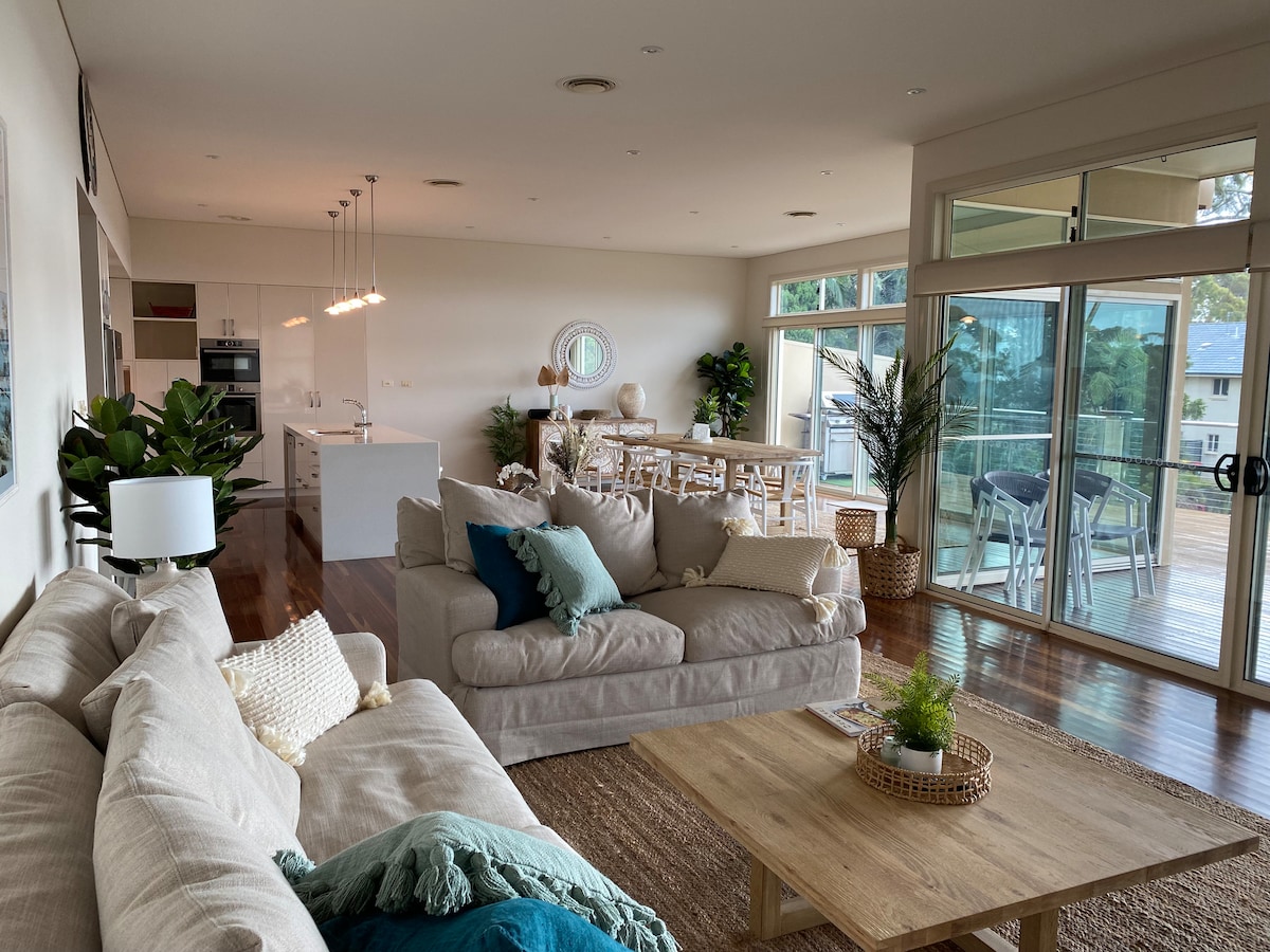 Popular Airbnb listing: Large luxury house with stunning beach views in Mollymook