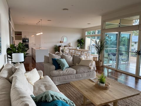 Popular Airbnb listing: Large luxury house with stunning beach views in Mollymook