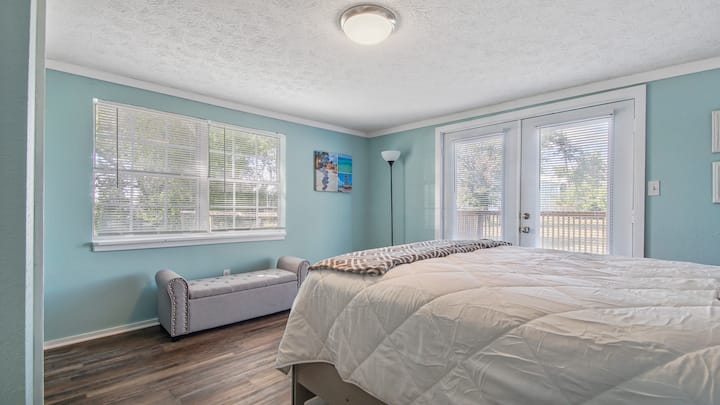 בחדר השינה בחלק האחורי של הבית יש את כולם כמו חדר השינה הקדמי, אבל יש ארון כפול עם מדפים. 