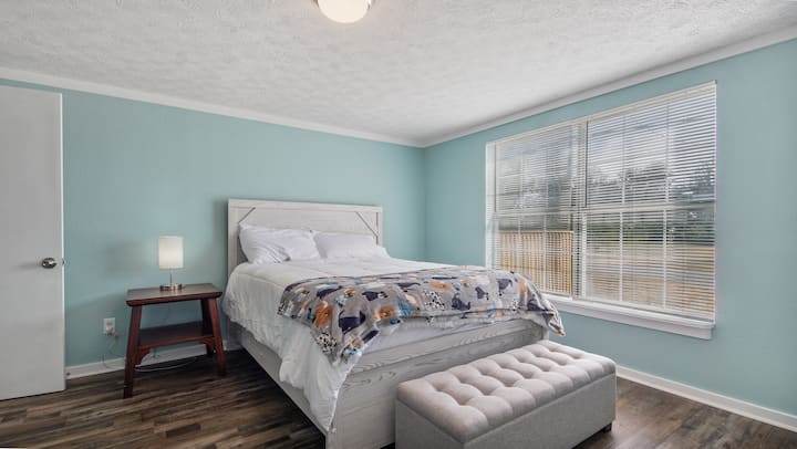 בחדר השינה הקדמי יש שני אור מגע עם 3 דרכים עם פורטל USB. הספסל מאפשר לנעול נעליים בתוספת אחסון נוסף. 