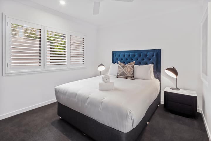 واحدة من غرف النوم في الطابق السفلي.