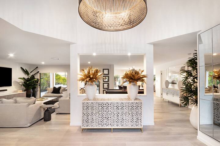 Luxurious impeccably styled waterfront Noosa home gallery image 2