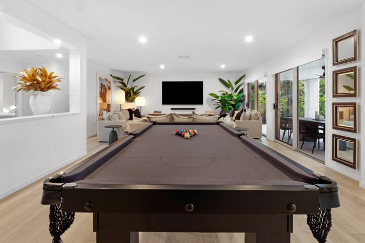 Luxurious impeccably styled waterfront Noosa home gallery image 4