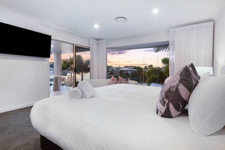 Luxurious impeccably styled waterfront Noosa home gallery image 5