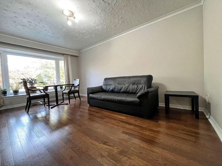 Cheerful 3-bedroom Bungalow, By Hwy 401/dvp - Toronto