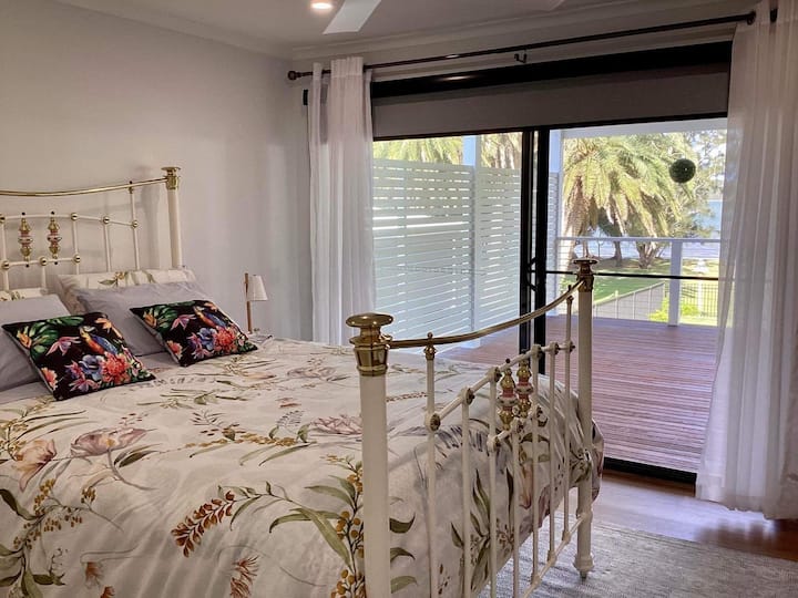 تحتوي غرفة النوم الأولى في الطابق العلوي على إمكانية الوصول المباشر إلى سطح كبير وإطلالات جميلة على المياه 