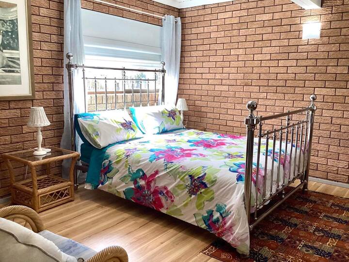 غرفة نوم في الطابق السفلي 