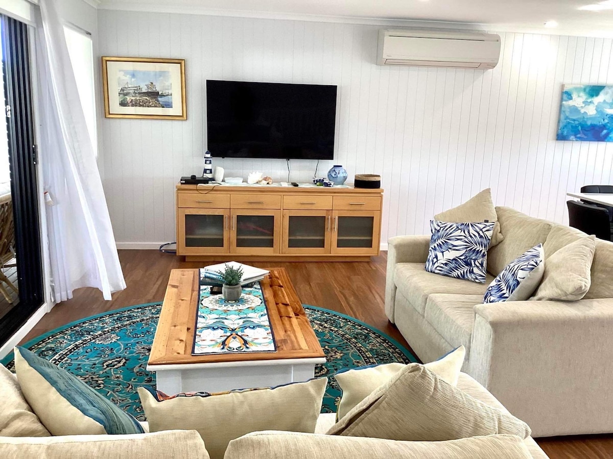 Successful Airbnb property: 3 bedroom 2 story home; Pet friendly.waterfront in Port Stephens Council