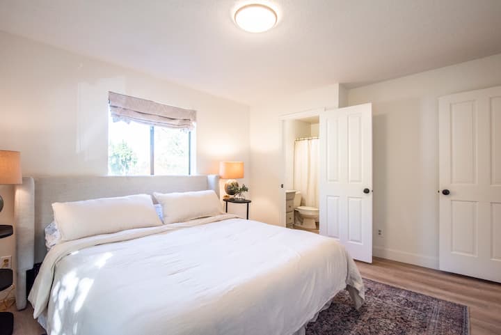 Chambre secondaire avec lit King Size et salle de bain attenante