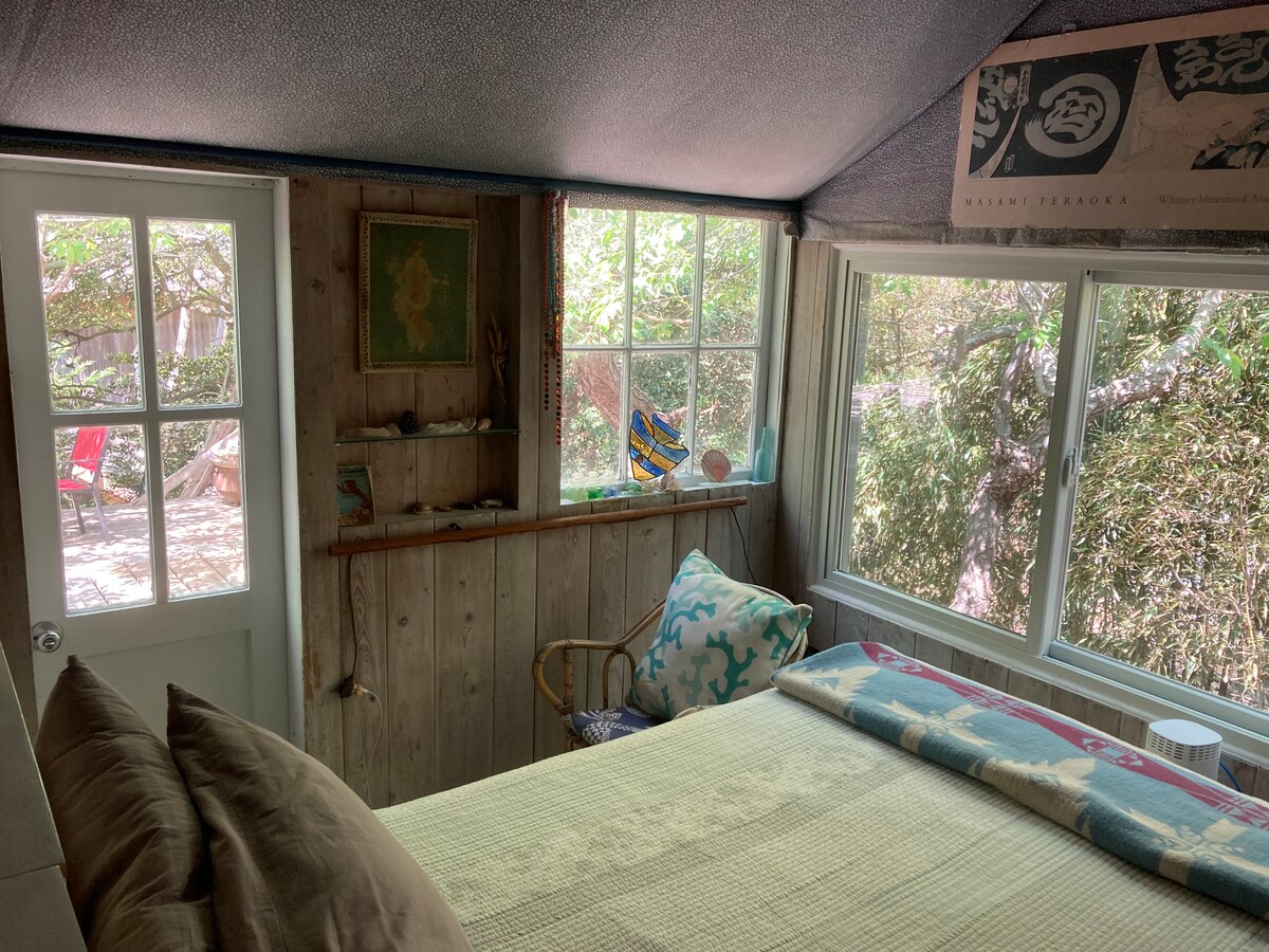 海の波や鳥の音に目覚めて、メインデッキに面したプライベートドアで朝日を眺めましょう...