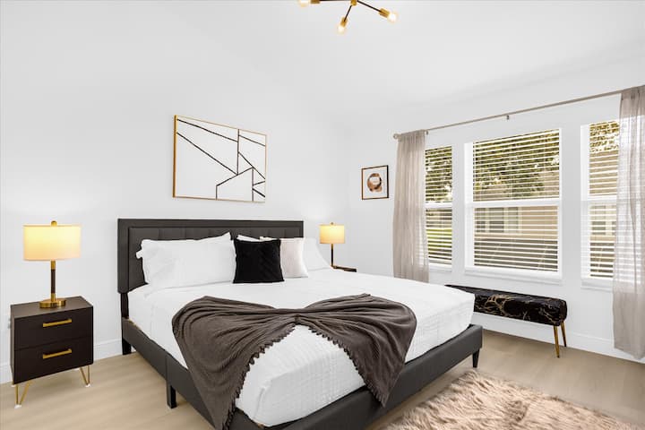 Chumba cha kulala 3 kiko ghorofani. Hiki ni chumba kikuu cha kulala na kina kitanda cha ukubwa wa kifalme. 