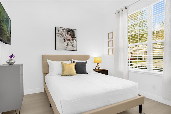 Chumba kiko chini ya ghorofa. Hiki ni kitanda cha ukubwa wa malkia. 