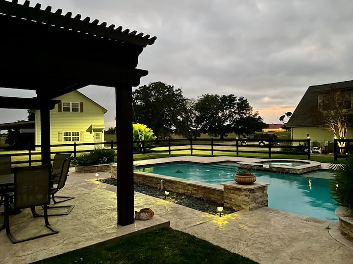 Country Garage Apartment Guesthouses for Rent in La Grange, Texas