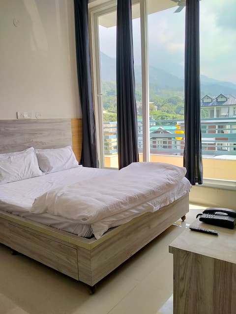 Buntees Nest: With Pool Luxury Room Mountain View
