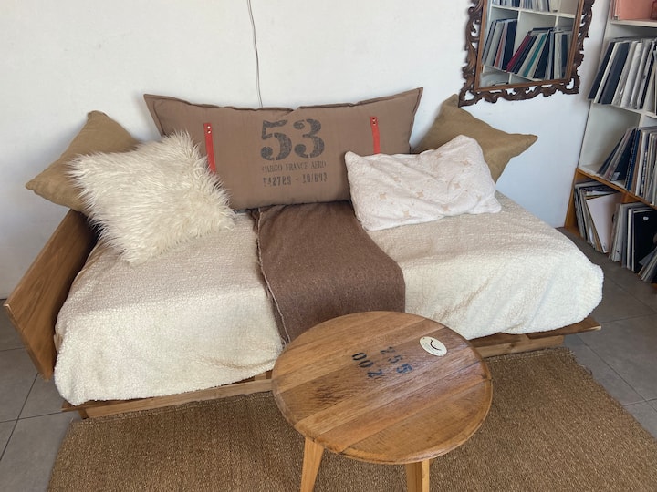 เตียงนอนสบาย (ทาทามิไม้เนื้อแข็ง 1 เสื่อครึ่ง) ซึ่งมีหมอนสามารถใช้เป็นโซฟาได้ มีหมอนแนวนอนขนาดใหญ่ที่นอกจากโซฟาแบบสำรองแล้วยังสามารถใช้เป็นพัฟได้ 