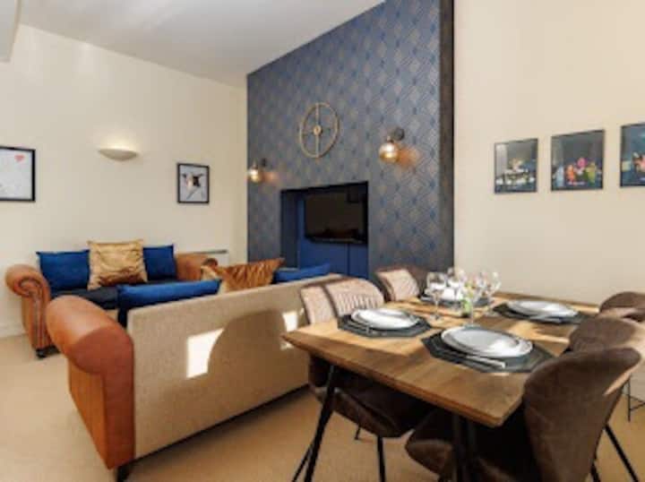 Beatles Inspired Oasis Nr Penny Lane Free Parking. - Liverpool