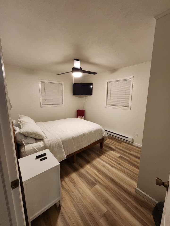 توفر غرفة النوم رقم1 سريرًا فاخرًا بمقاس كبير وطاولة جانبية للسرير وتلفزيون ذكي مقاس 43بوصة مزود بتوصيل لاسلكي وخزانة ملابس للتخزين. شاهد شروق الشمس من هذه الغرفة! 