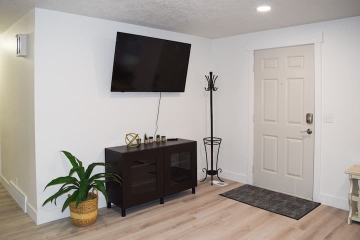 Entire 5br Home W/basement-sleeps 10. - West Valley City, UT