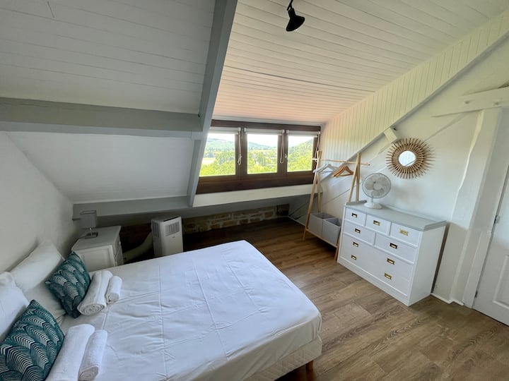 Საძინებელი 2: ორადგილიანი 1-ელ სართულზე, აპარტამენტი. 
Კონდიციონერი. 
ხეობის ხედი.