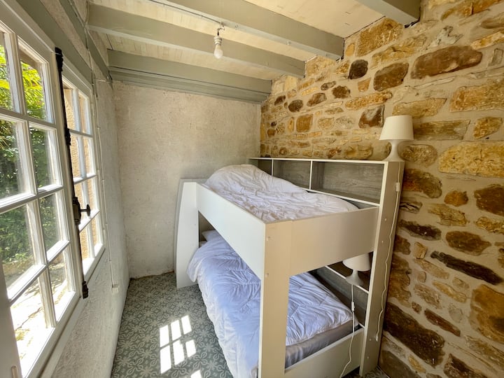 Საძინებელი 4: ორსართულიანი საწოლები, ბავშვებისთვის.
Მისაღებ ოთახში შესასვლელი კარის გასრიალებით.