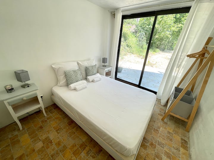 Საძინებელი 1: ორადგილიანი პირველ სართულზე. Დამოუკიდებელი წვდომა გარეთ.
Არ არის კონდიცირებული, მაგრამ მაგარია.